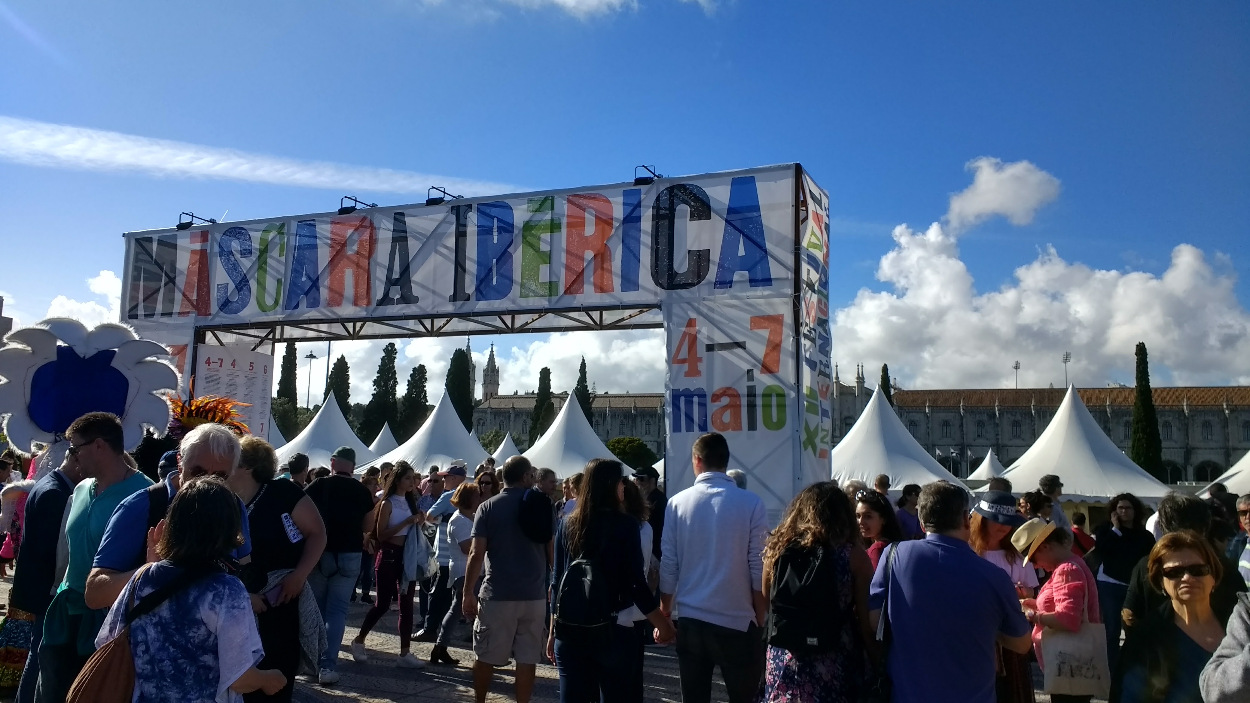 Entrada al Festival con el cartel anunciador