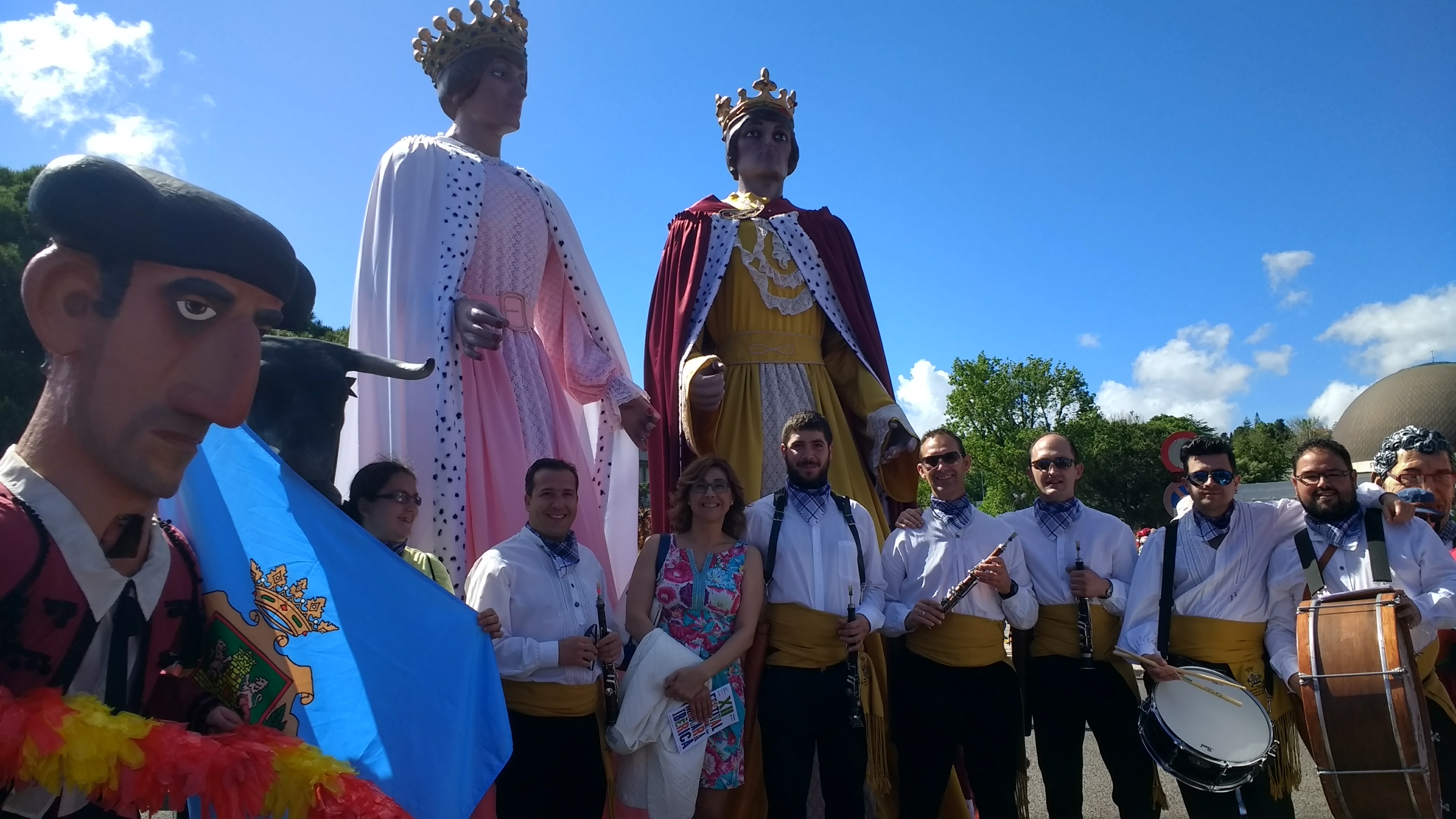 Representación de la Asociación de Gigantes y Cabezudos con la alcaldesa Raquel González