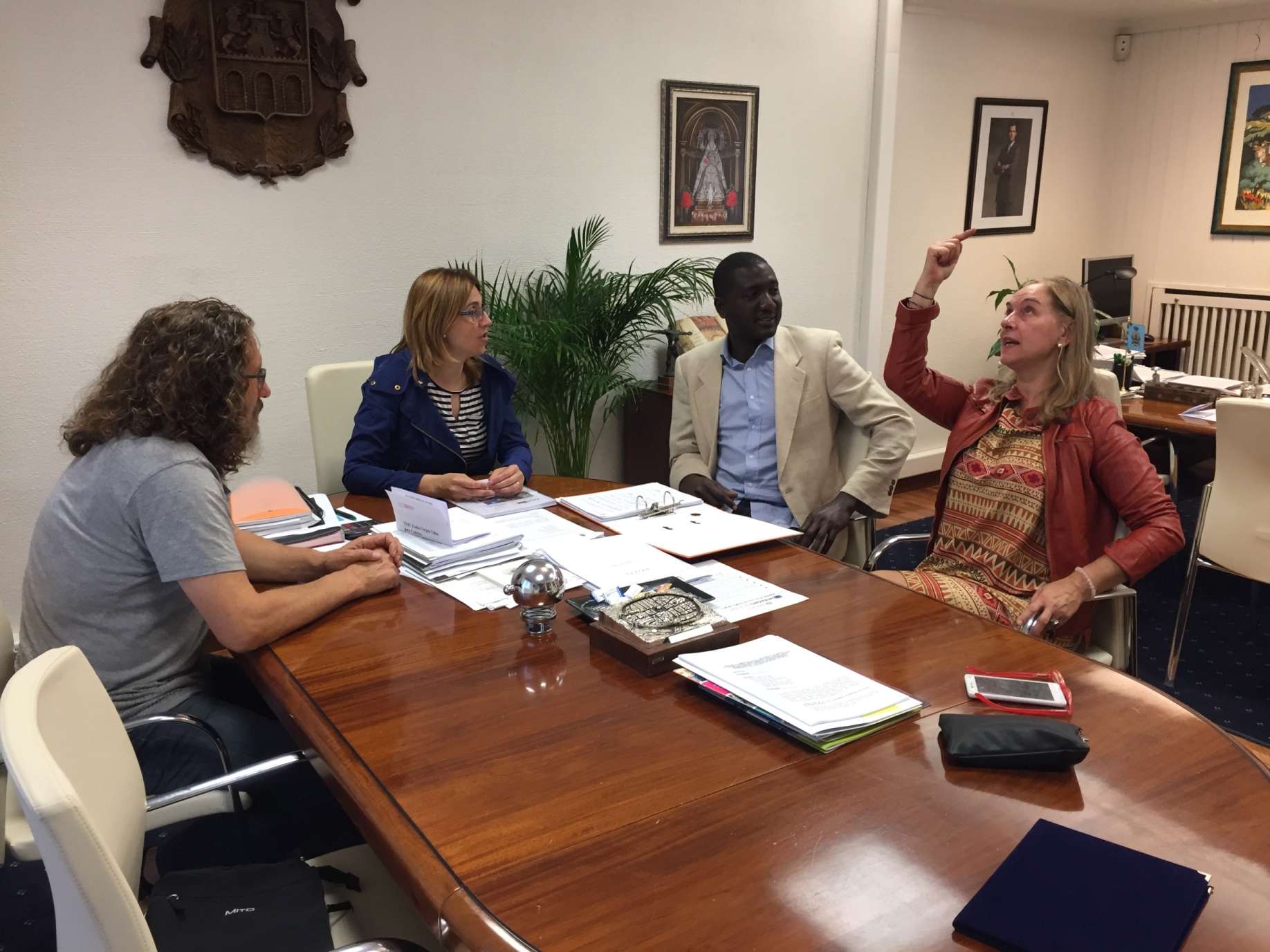 Foto de la reunión con Raquel González Benito, y los representantes de ANVÓ AFRICAM y ADY