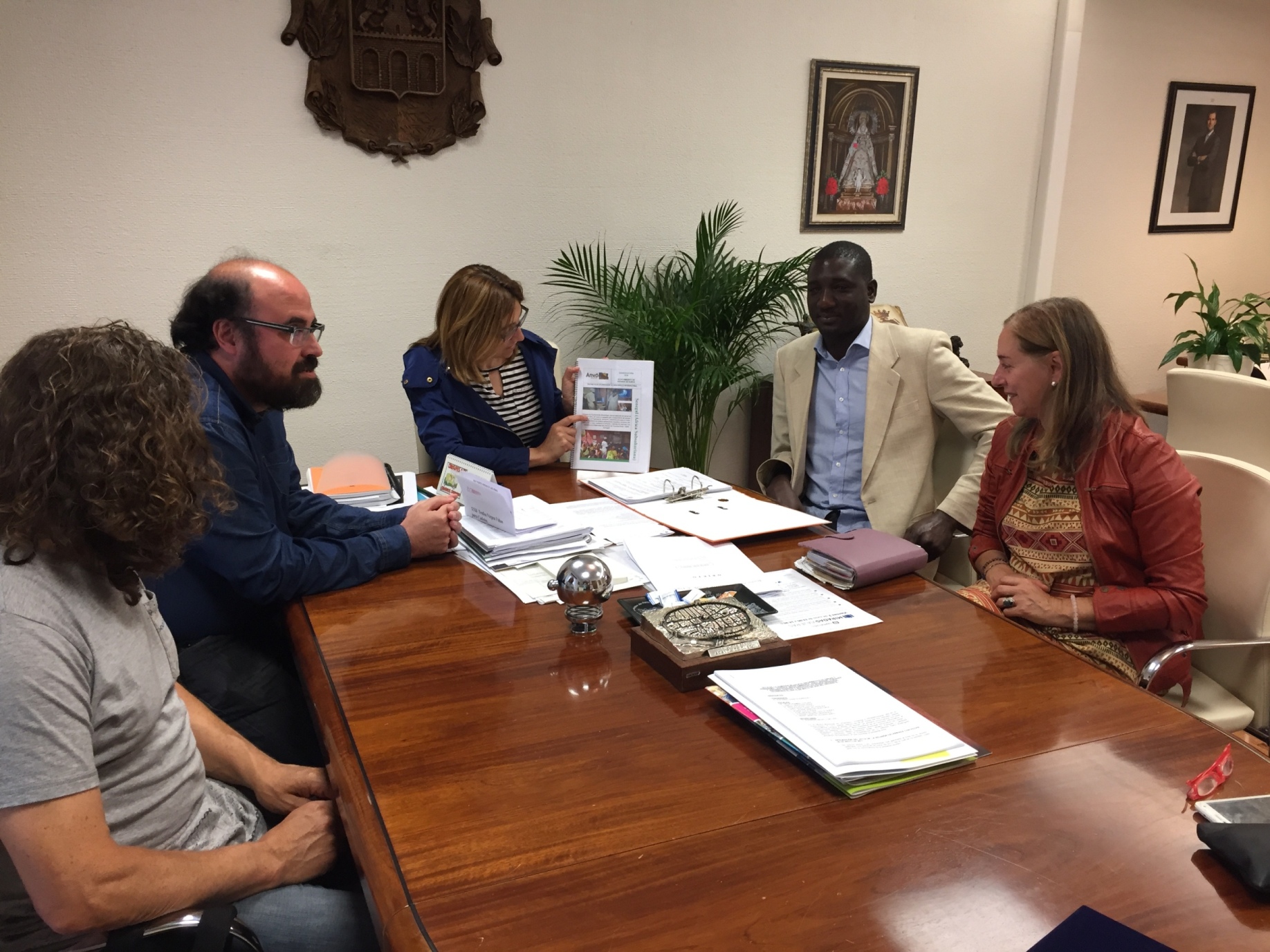 Foto de la reunión con Raquel González Benito, Máximo López y los representantes de ANVÓ AFRICAM y ADY