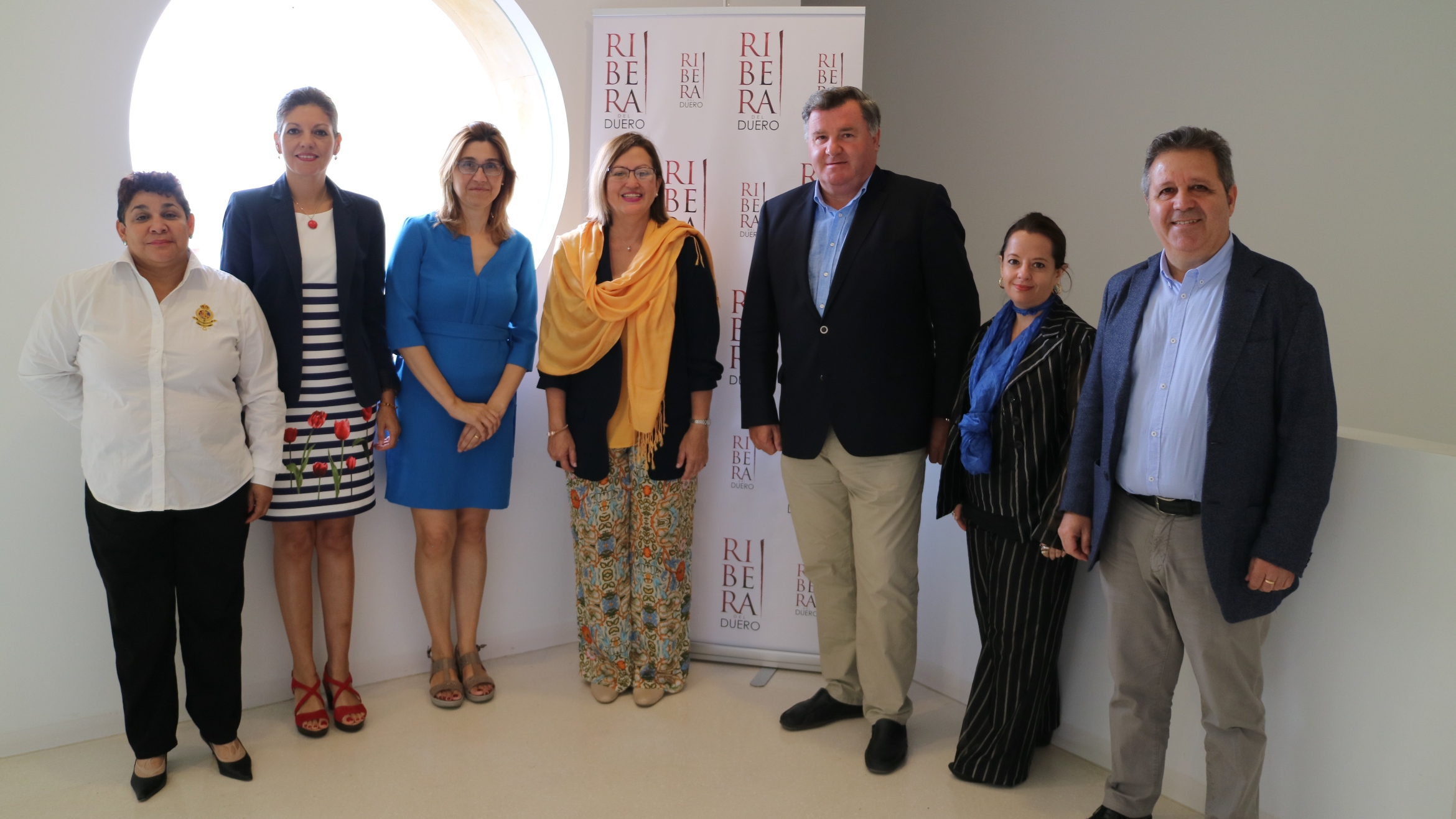 Encuentro en la sede del consejo con la alcaldesa y la embajadora