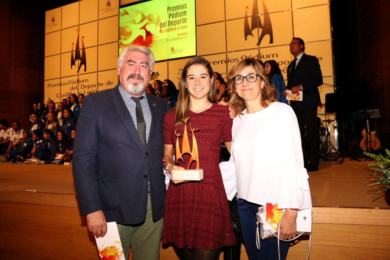 la alcaldesa Raquel González con la galardonada Sara Martín