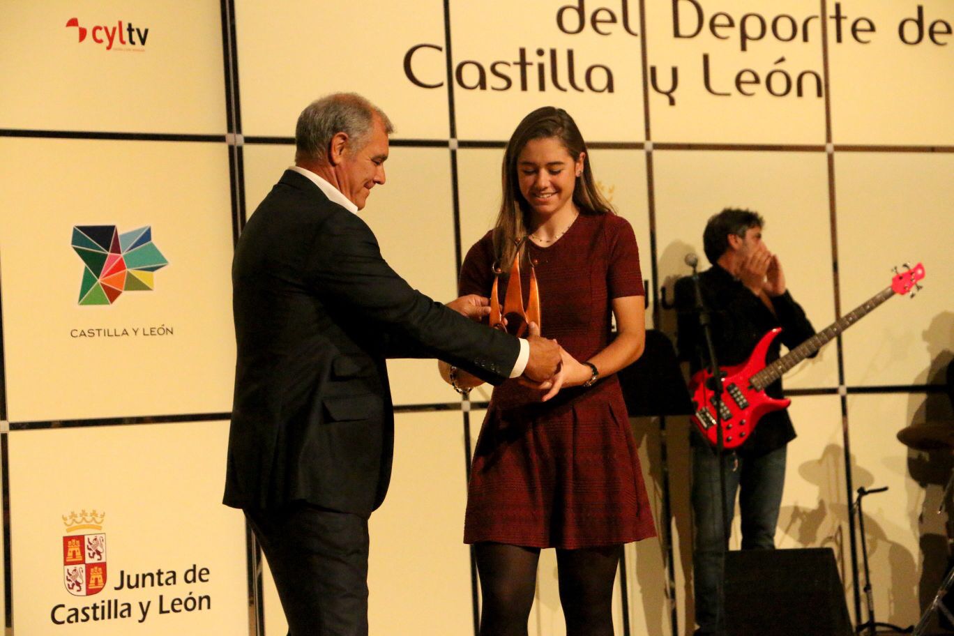 Sara Martín recogiendo su premio