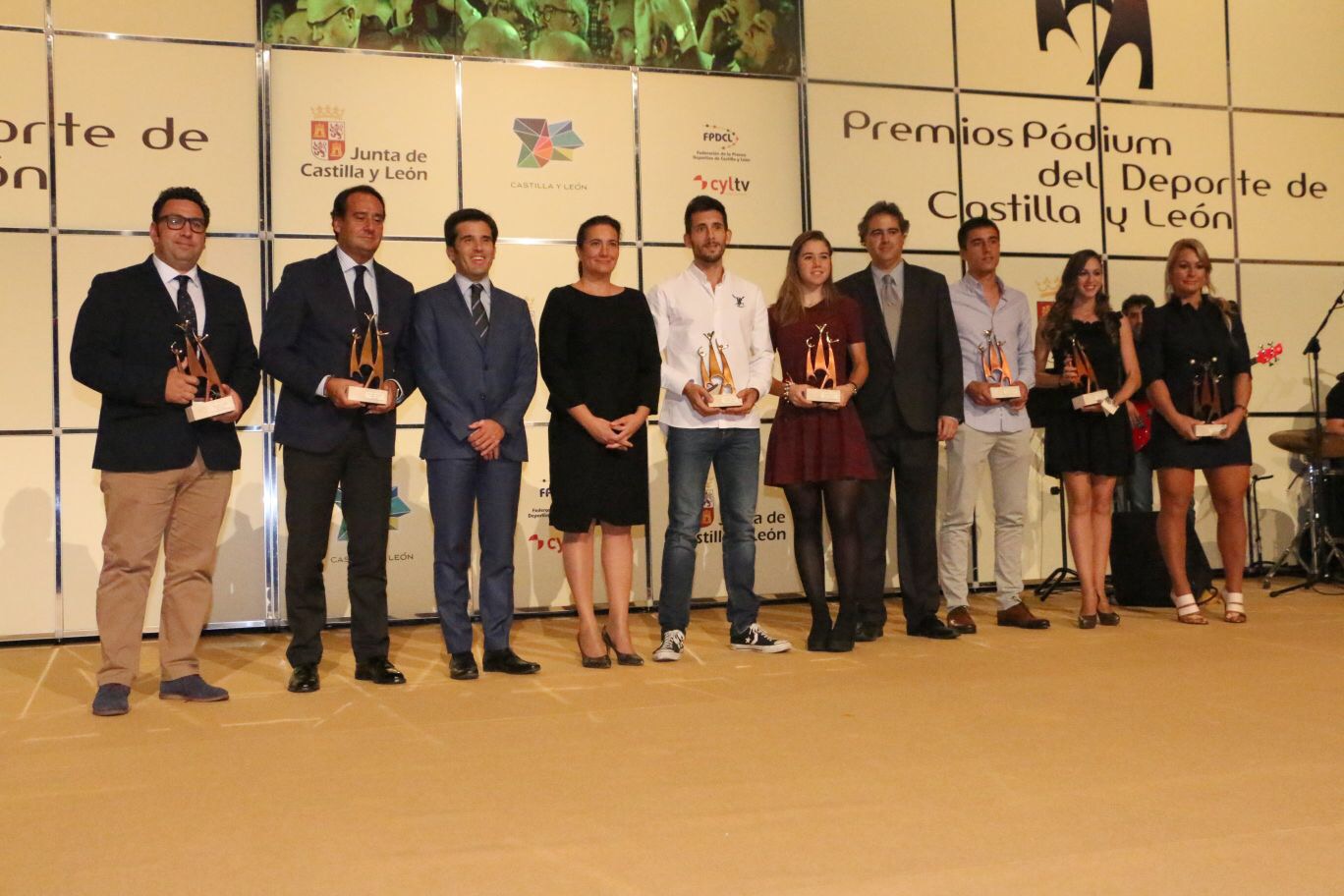 Foto de familia con los premiados en la edición